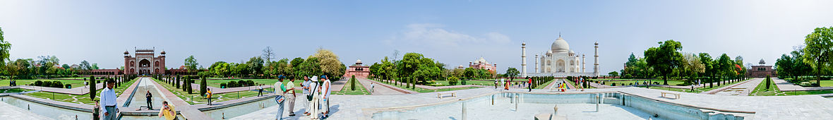 A panoramic view looking 360 degreas around the Taj Mahal